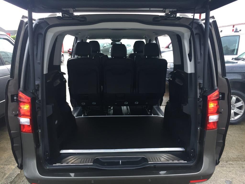 A Mercedes Viano 2016 CREWCAB